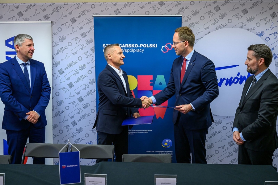 Na zdjęciu prezydent Tarnowa Jakub Kwaśny ściskający dłoń dyrektora firmy wykonawczej Eurovii, Marka Kaczmarczyka